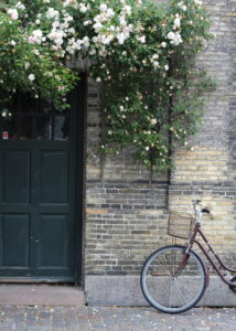 Das Bild zeigt ein Fahrrad vor einem Hauseingang in Kopenhagen